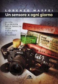 Un sensore x ogni giorno. La vita e la musica nelle immagini di un fotografo di fine millennio - Librerie.coop