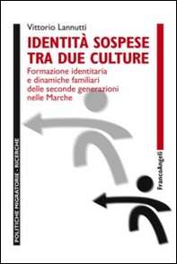 Identità sospese tra due culture. Formazione identitaria e dinamiche familiari delle seconde generazioni nelle Marche - Librerie.coop