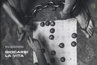Giocarsi la vita. Storie di detenzione in Cina. Ediz. italiana, inglese e cinese - Librerie.coop Giocarsi la vita. Storie di detenzione in Cina. Ediz. italiana, inglese e cinese - Librerie.coop