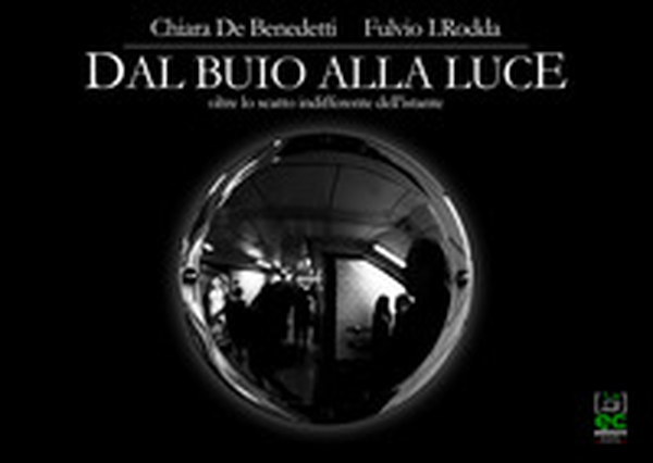 Dal buio alla luce. Oltre lo scatto indifferente dell'istante - Librerie.coop Dal buio alla luce. Oltre lo scatto indifferente dell'istante - Librerie.coop
