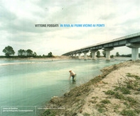 In riva ai fiumi vicino ai ponti. Ediz. italiana e inglese - Librerie.coop