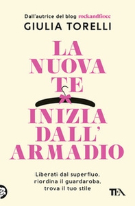 La nuova te inizia dall'armadio. Liberati dal superfluo, riordina il guardaroba, trova il tuo stile con il metodo RockandFiocc - Librerie.coop La nuova te inizia dall'armadio. Liberati dal superfluo, riordina il guardaroba, trova il tuo stile con il metodo RockandFiocc - Librerie.coop
