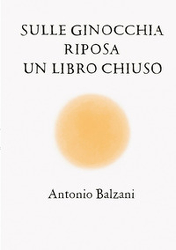 Sulle ginocchia riposa un libro chiuso - Librerie.coop